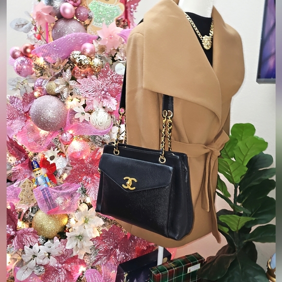 CHANEL Handbags - 😍🔥Beautiful Condition Looks Like New🔥 😍 Authentic Chanel Caviar Chain Tote